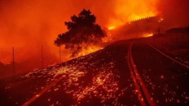 Incendiile din California pot provoca întreruperi de curent în mai multe orașe