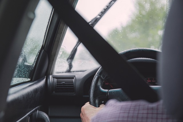 Șoferii care înjură în trafic, sau care aruncă gunoaie pe geam, riscă amenzi mari