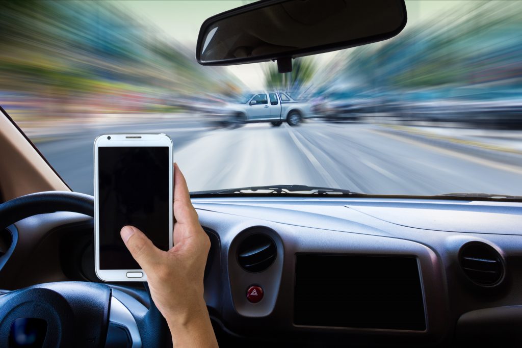 Șoferi amendați pentru că au folosit telefonul mobil la volan