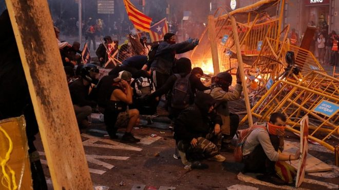 Confruntări între liderii independenți catalani și agenții de poliție
