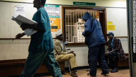 Condițiile precare din spitale provoacă „genocidul tăcut”, spun medicii din Zimbabwe care se află în grevă