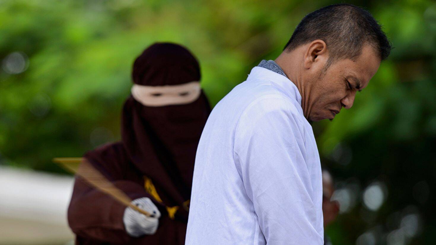 Un bărbat indonezian a fost biciuit în public
