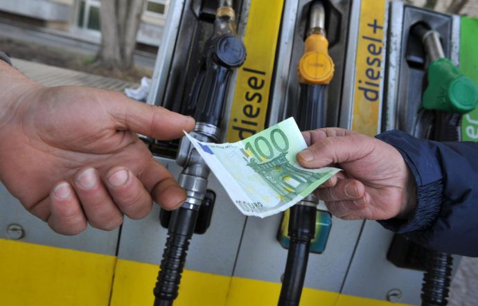 Veste nouă pentru români! Se calculează prețuri noi la carburanți
