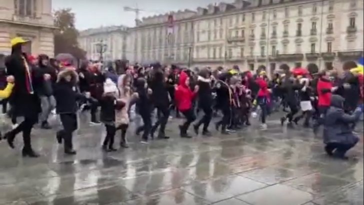 Românii din Italia au sărbătorit Ziua Națională printr-o hora în centrul orașului Torino