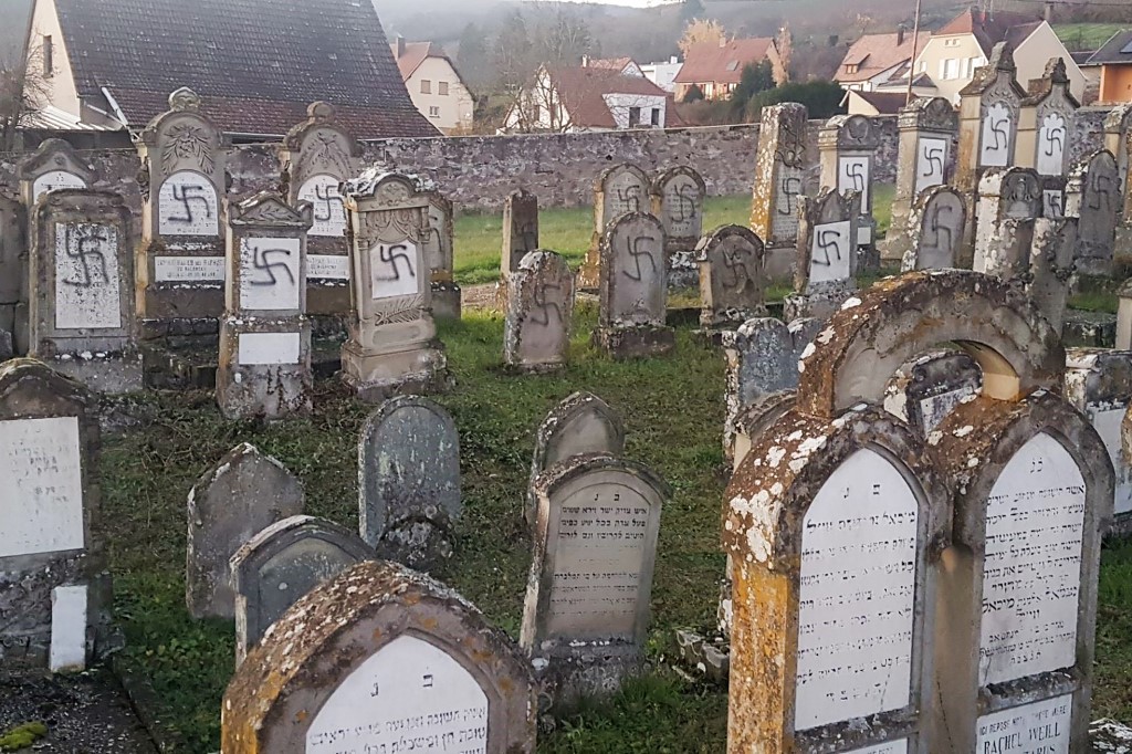 Morminte de evrei profanate în Franța cu simboluri naziste. Ce au de spus autoritățile?