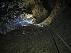 Cea mai adâncă peșteră din România, descoperită în munții Piatra Craiului