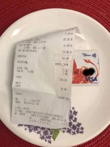 A cumpărat mâncare pentru doi copii ai străzii. Când a văzut ce i-a scris chelnerul pe nota de plată a izbucnit în lacrimi!