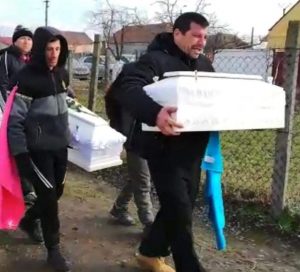 Durere fără margini. Mama copiilor arși de vii la Timișoara a leșinat la înmormântate! Atentie, imagini cu impact emotional: