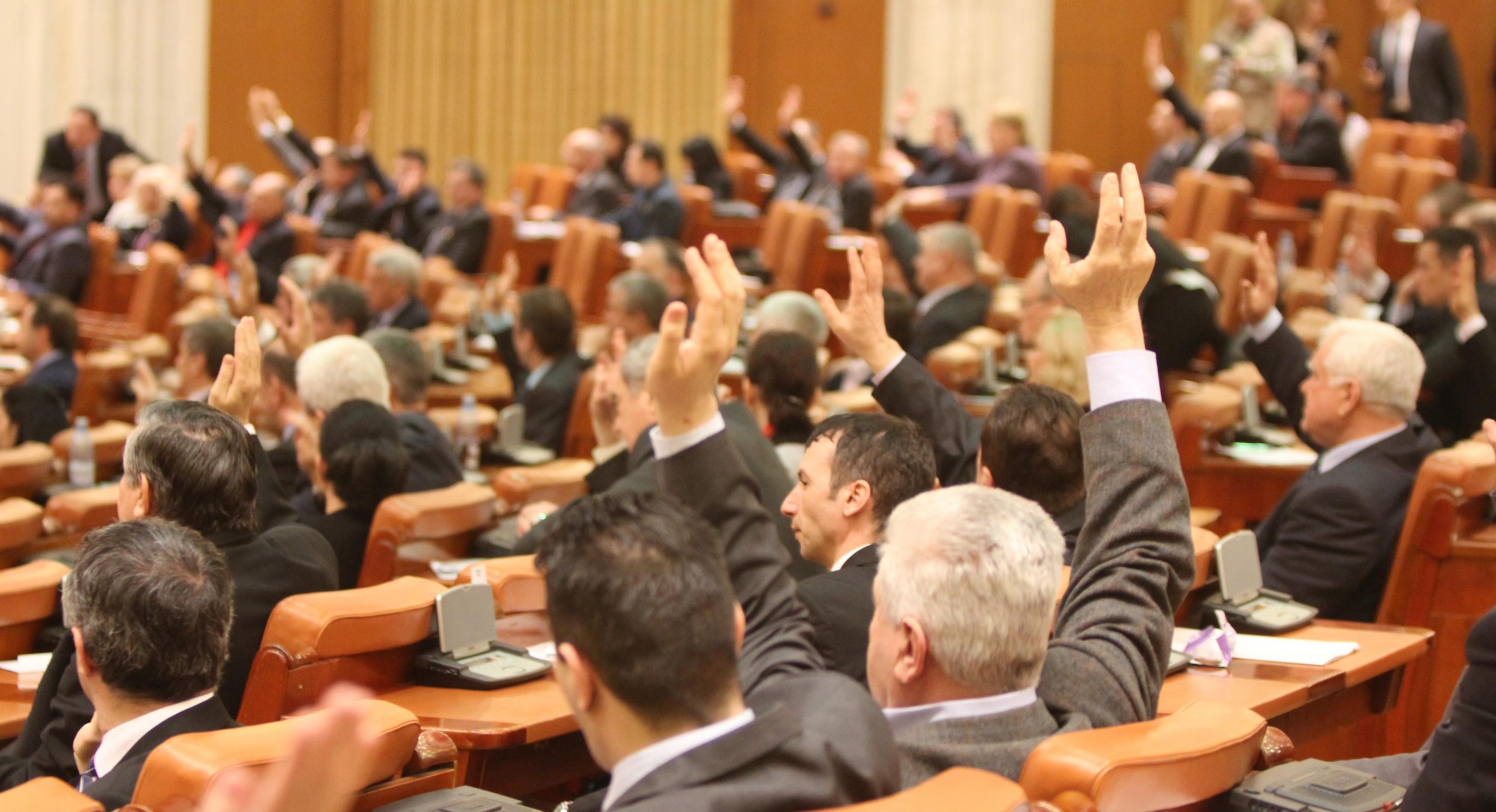 Camera Deputaților dezbate azi noua lege a pensiilor. Premierul României: Toate pensiile vor crește de la 1 ianuarie 2024!