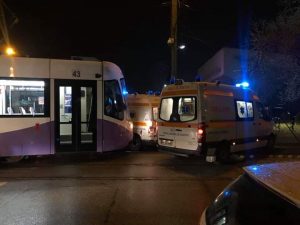 Panică în Timișoara, un tramvai a lovit o ambulanță în care se afla o femeie însărcinată