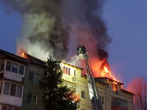 Incendiu puternic în Mureș, 13 persoane au ajuns la spital