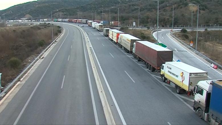 Șoferii de TIR sunt nevoiți să aștepte între 12-15 ore  în vamă pentru a tranzita Bulgaria – pandemia face ravagii!