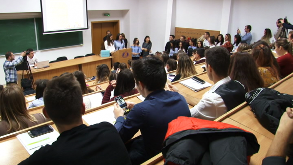 Tinerii români fac față cu greu cheltuielilor studențești! Cât îi costă dorința de a studia mai mult