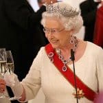 Regina Elisabeta a II-a folosește ginul pentru a-și îngriji bijuteriile