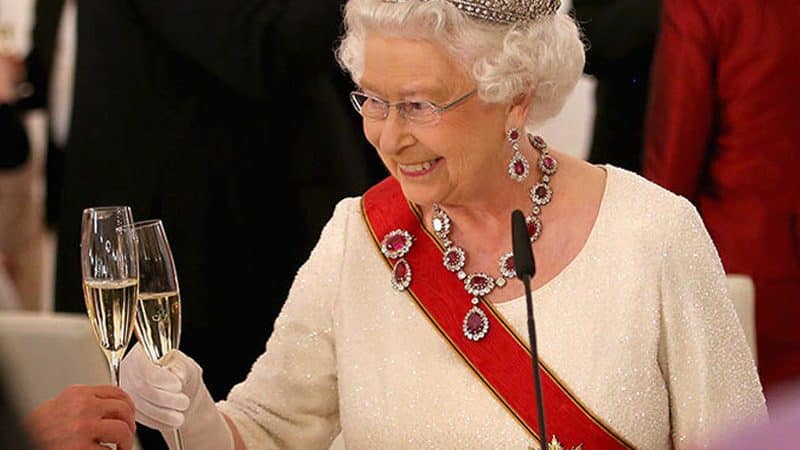 Regina Elisabeta a II-a folosește ginul pentru a-și îngriji bijuteriile