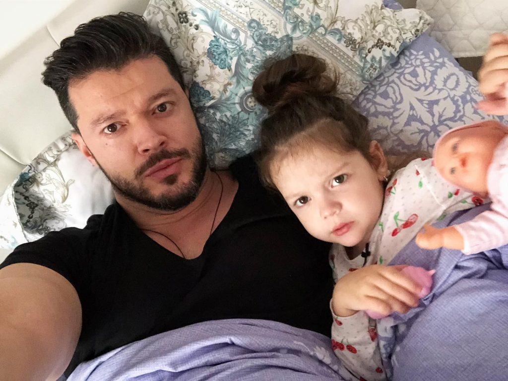 Victor Slav, un tată responsabil. Cum i-a explicat vedeta fiicei sale că a divorțat de mama ei: ”Gestionează bine situația”