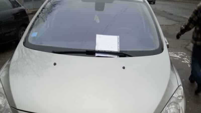 Ce mesaj haios a lipit o șoferiță în parbrizul mașinii sale, după ce a ocupat un loc de parcare: „Te-am blocat?” FOTO