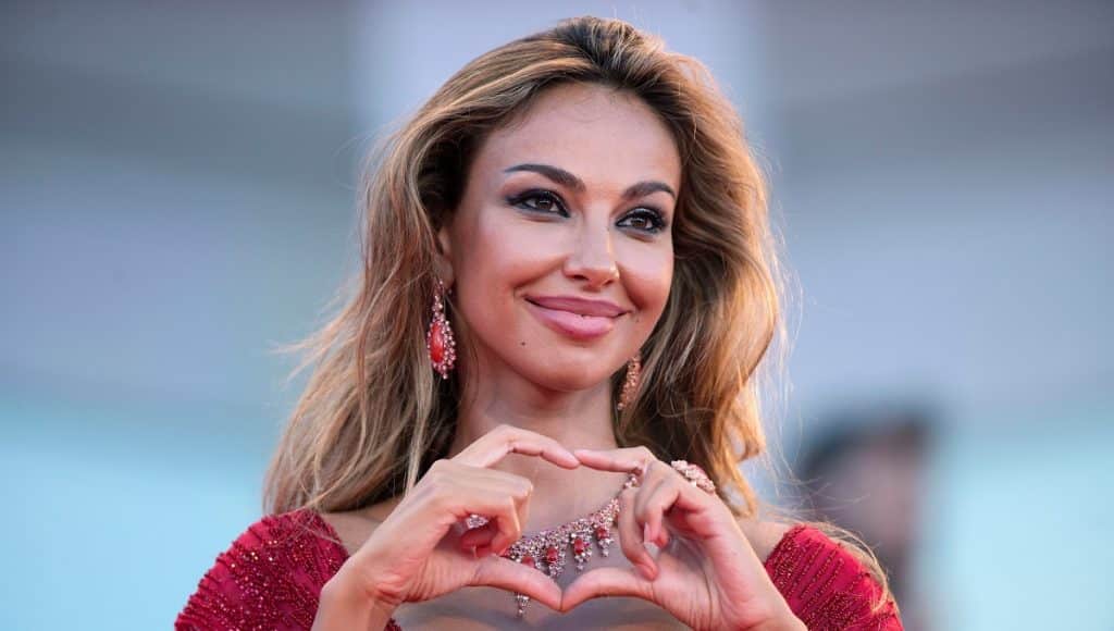 Mădălina Ghenea le face concurență bărbaților. Ce mărime poartă modelul la încălțăminte?