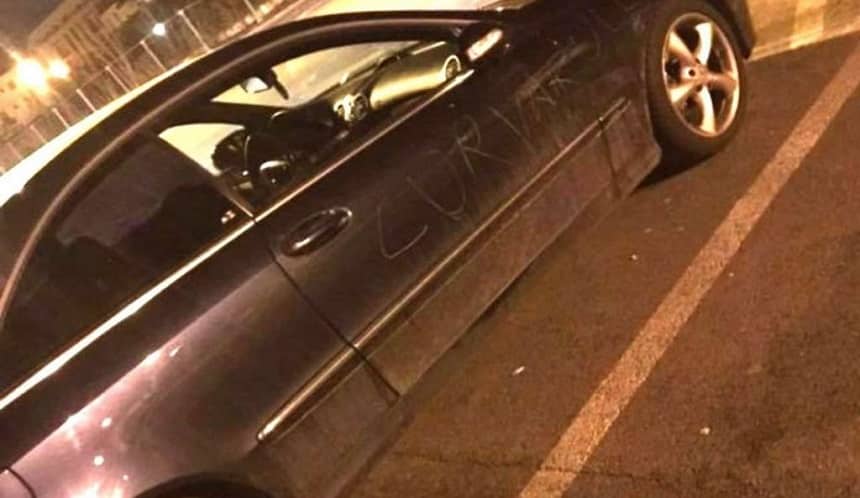 Femeia i-a zgâriat cu un cui bolidul de lux iubitului său!