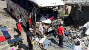 Un alt accident șochează lumea! 19 persoane au murit și alte 32 au fost grav rănite, după ce un autocar s-a izbit de o casă