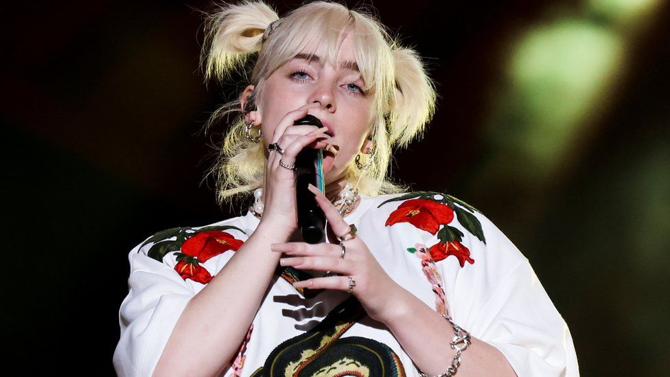 Pe Instagram e păpușă, în realitate...mătușă! Cum arată, de fapt, Billie Eilish, atunci când nu urcă pe scenă!