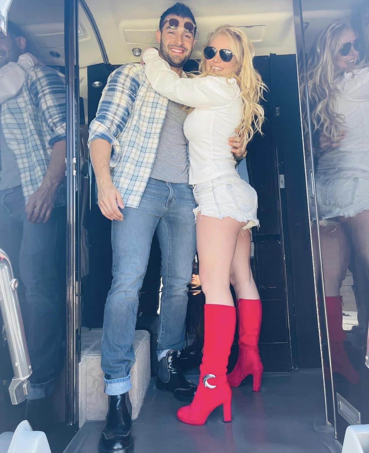 Britney Spears a împlinit azi 40 de ani. Dar cântăreața pop se simte la fel de tânără ca atunci când s-a lansat. Spears a postat fotografii și videoclipuri cu ea și cu logodnicul Sam Asghari pe rețelele de socializare.  „Oh, o zi minunată și plină de bucurie. Eu și logodnicul meu suntem atât de încântați să plecăm... după cum puteți vedea, nu am 800 de kile așa cum au zis paparazzi. M-am antrenat și este pe bune... Doamne, mulțumesc că am putut să plec din țară. Sunt binecuvântată.”, a spus Britney Spears pe Instagram.