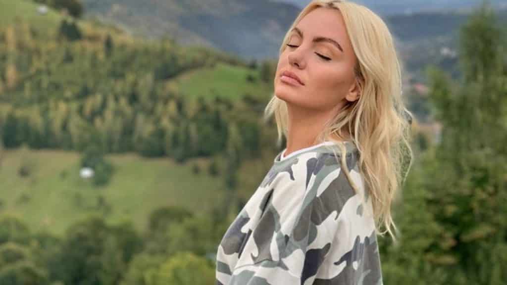 Alexandra Stan a aprins imaginația internauților! Cum s-a fotografiat artista lângă bradul de Crăciun