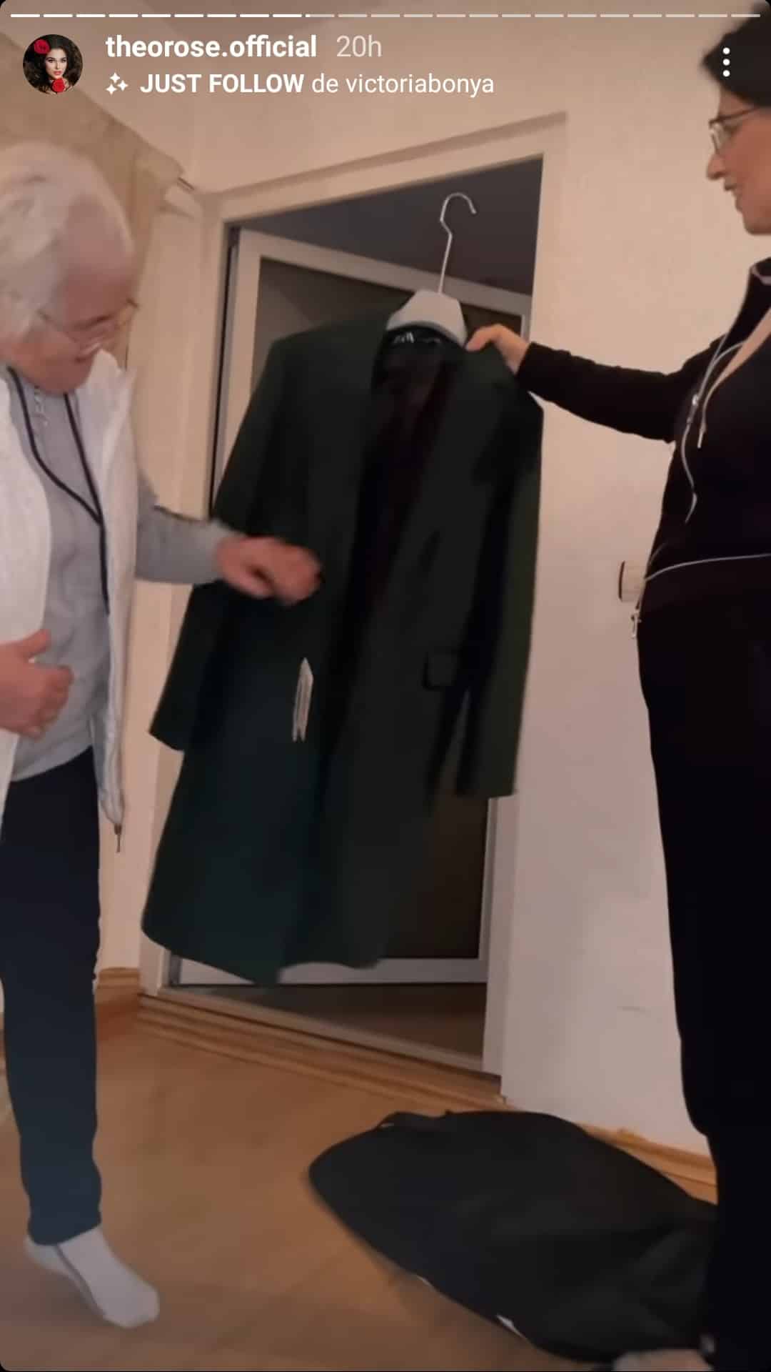 Gesturile făcute de Theo Rose, pentru familie. Ce cadouri le-a cumpărat artista, părinților și bunicilor
