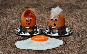 Cum îți dai seama dacă un ou este fiert, fără să îi desfaci coajă. Trucul pe care trebuie să îl știe toată lumea