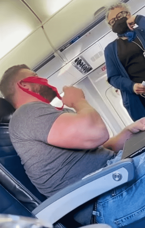  Mori de râs! Un bărbat a urcat în avion fără mască de protecție. În schimb, acesta și-a pus o pereche de bikini roșii, la gură.