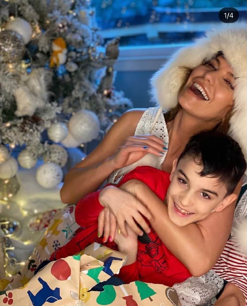 Anna Lesko, imagine emoționantă cu fiul său, lângă brad. Artista a petrecut Crăciunul acasă, alături de Adam. FOTO