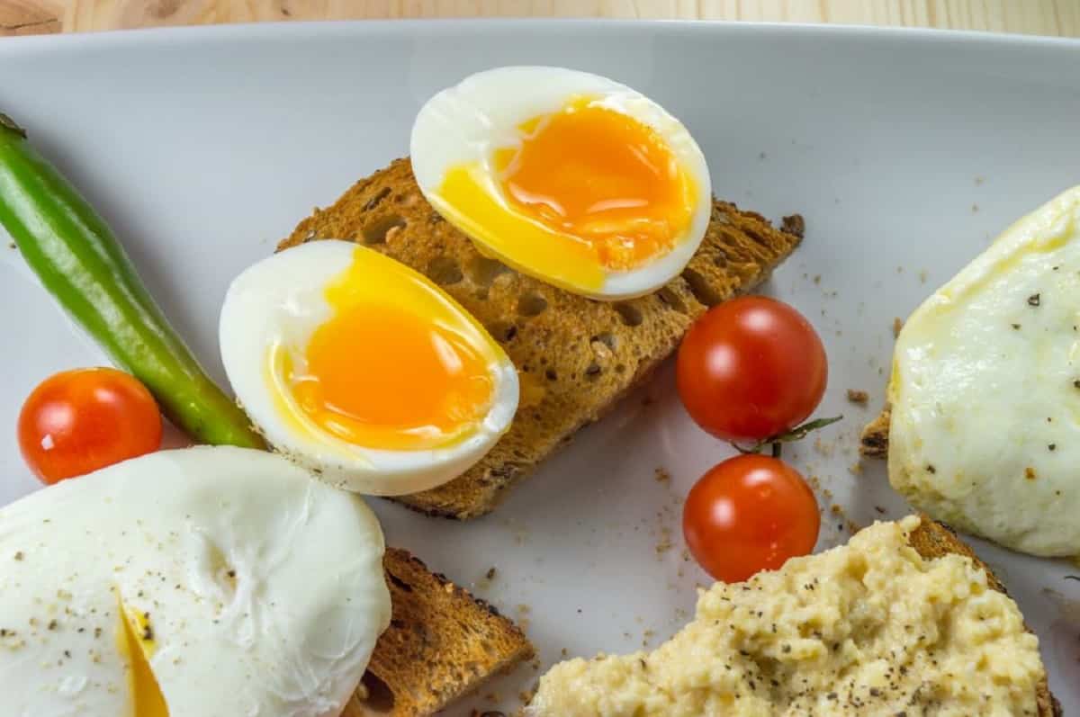 De ce nu este sănătos să consumi ouă seara. Care sunt ipotezele specialiștilor în nutriție