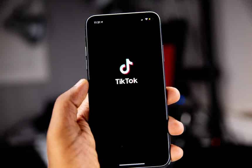 Mare atenție, părinți! Un copil a murit, după ce a încercat să facă o provocare de pe TikTok