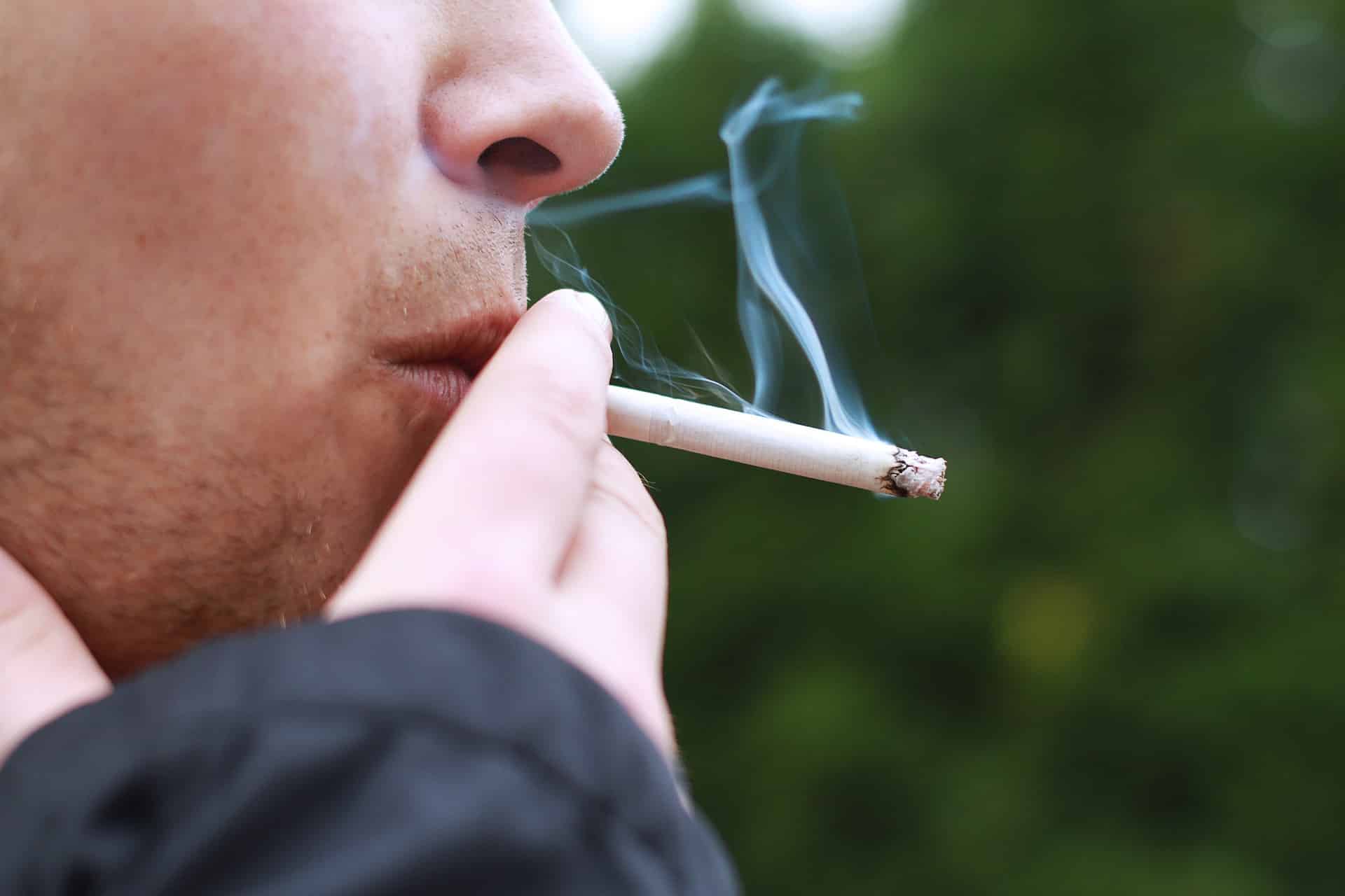 Se schimbă legea! Amenzi colosale pentru românii care fumează în public. Cine este vizat