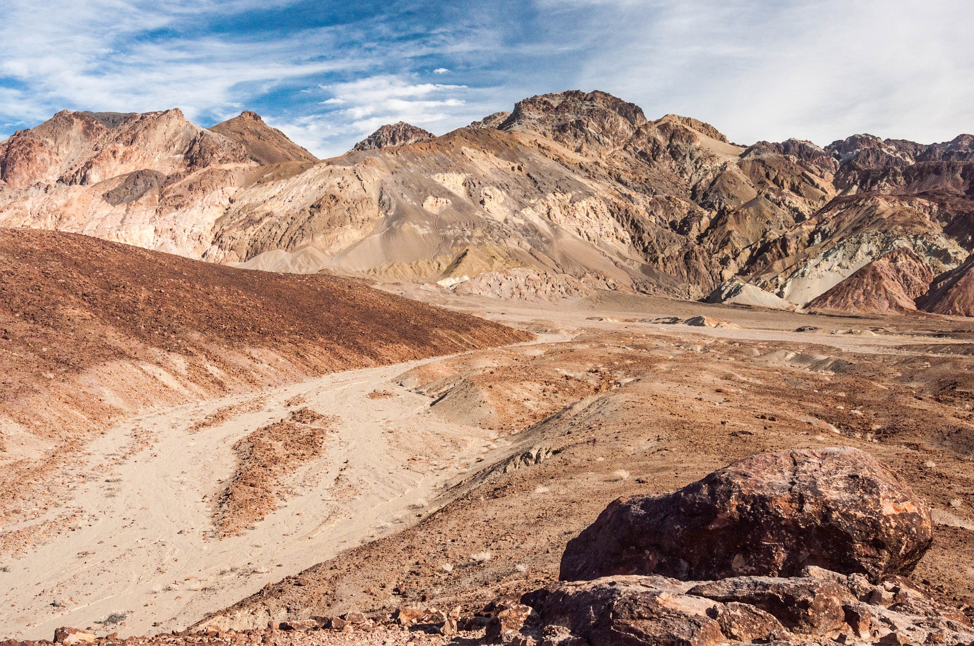 Valea Morții este plină de pietre misterioase care sunt în mișcare. Nici oamenii de știință nu au un răspuns pentru fenomen