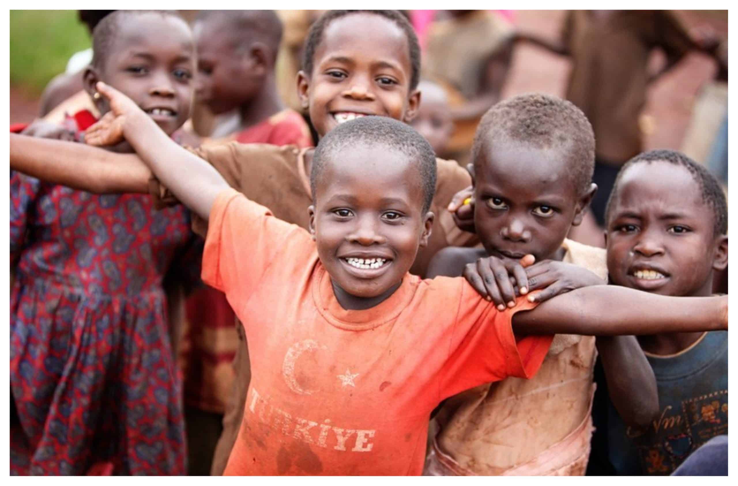 They lives in africa. Счастливые дети Африки. Радостный африканец. Дети Африки радостные.
