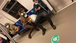 Tentativă de omor la metrou, în București. O femeie a încercat să împingă în fața trenului două persoane, la Lujerului