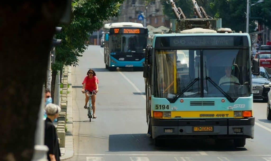 Situație revoltătoare! Mijloacele de transport din București nu au aer condiționat. Călătorii se topesc în autobuze