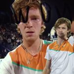 Moment viral! Curajul incredibil de care a dat dovadă jucătorul de tenis rus Andrey Rublev, după calificarea în finala de la Dubai. VIDEO