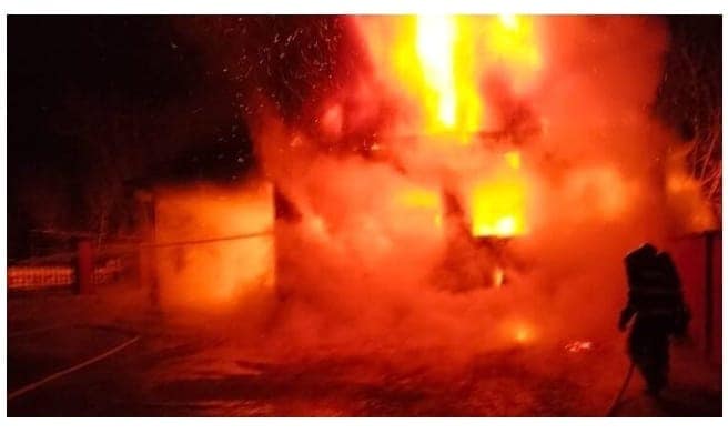 Fără cuvinte! Ce s-a întâmplat cu o icoană a Maicii Domnului, după un incendiu puternic din Gorj: Totul s-a făcut scrum, dar...