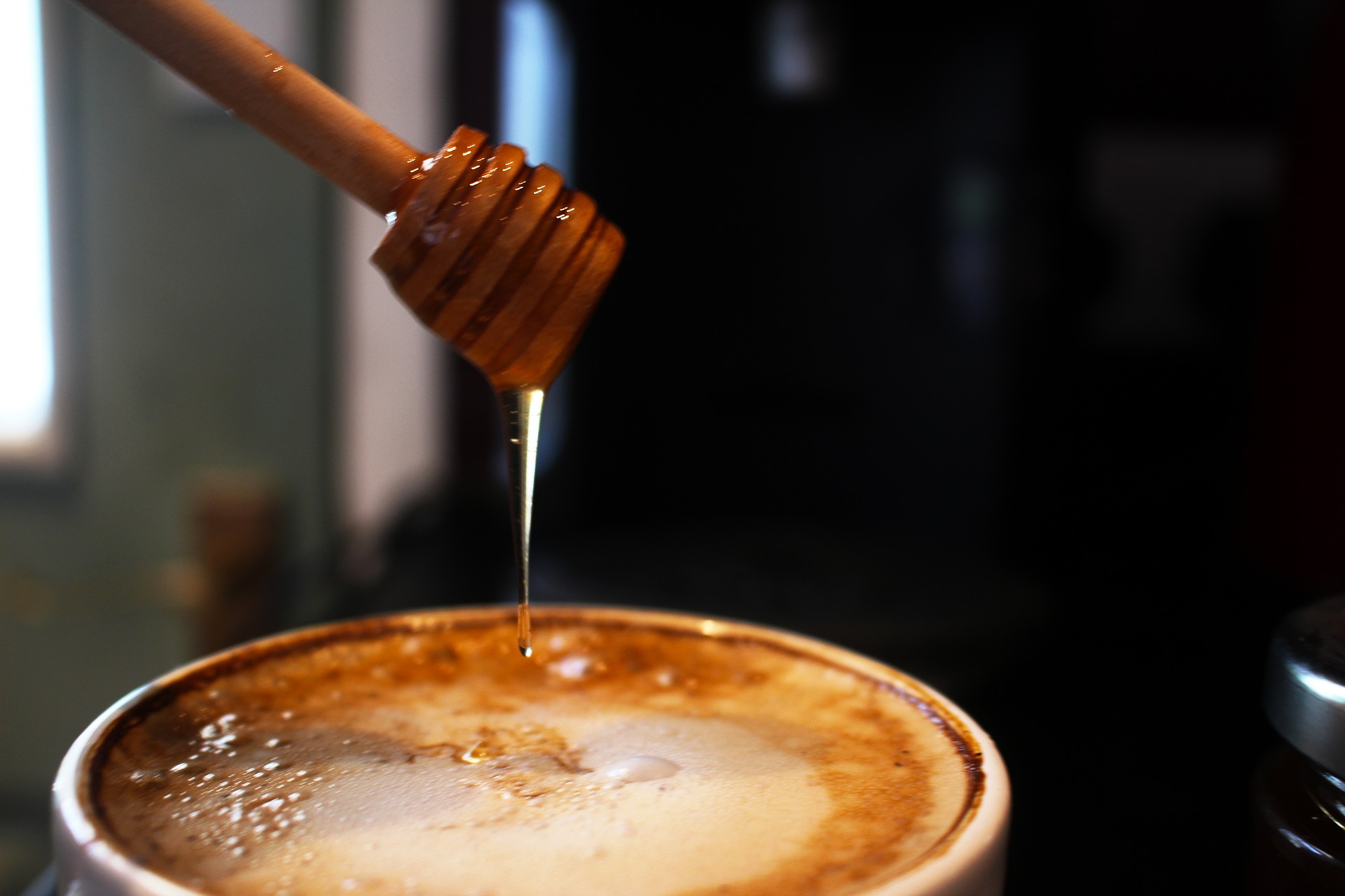 De ce oamenii au început să își pună miere în cafea? Beneficiile te vor surprinde