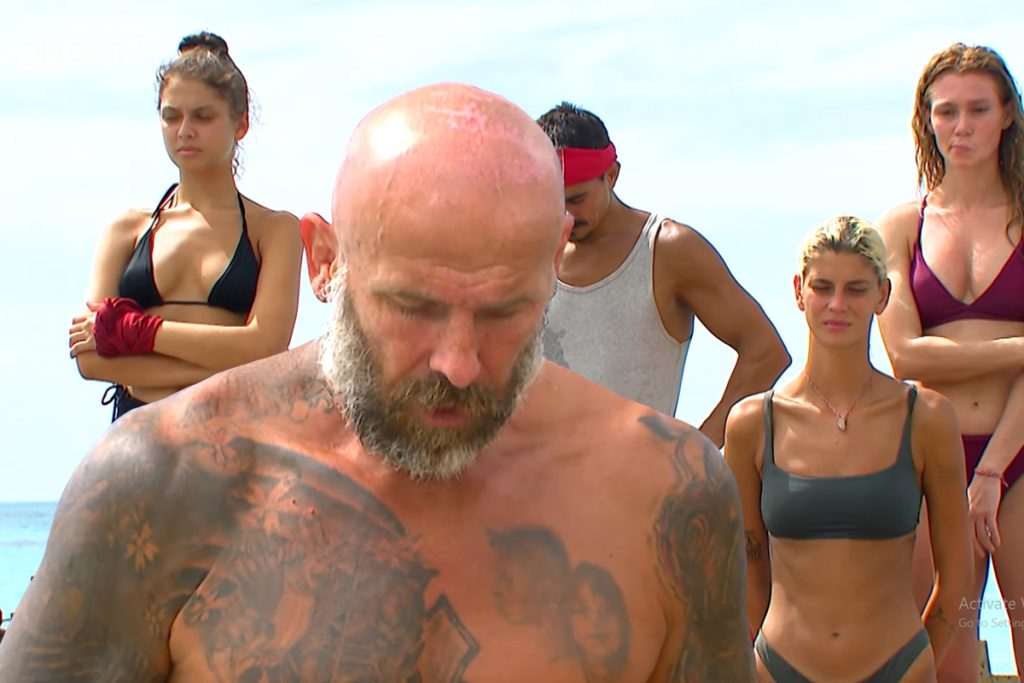 Cătălin Zmărăndescu, reacție furibundă la „Survivor România”. A aruncat banderola roșie și a spus cuvinte dure. VIDEO