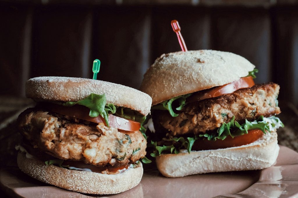 Cum prepari cel mai delicios burger de post. Ai nevoie doar de câteva ingrediente