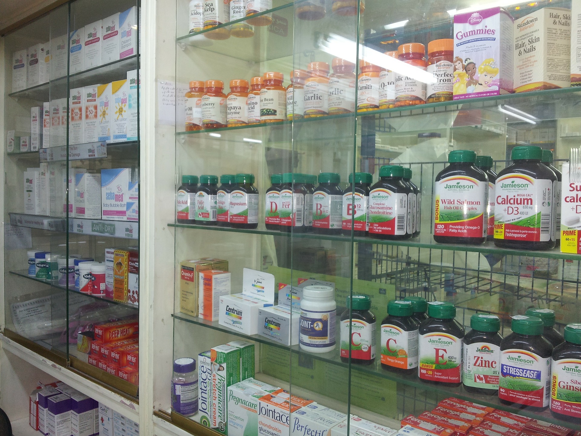 Bancul zilei / Un bărbat intră in farmacie și cere ceva pentru sughiț