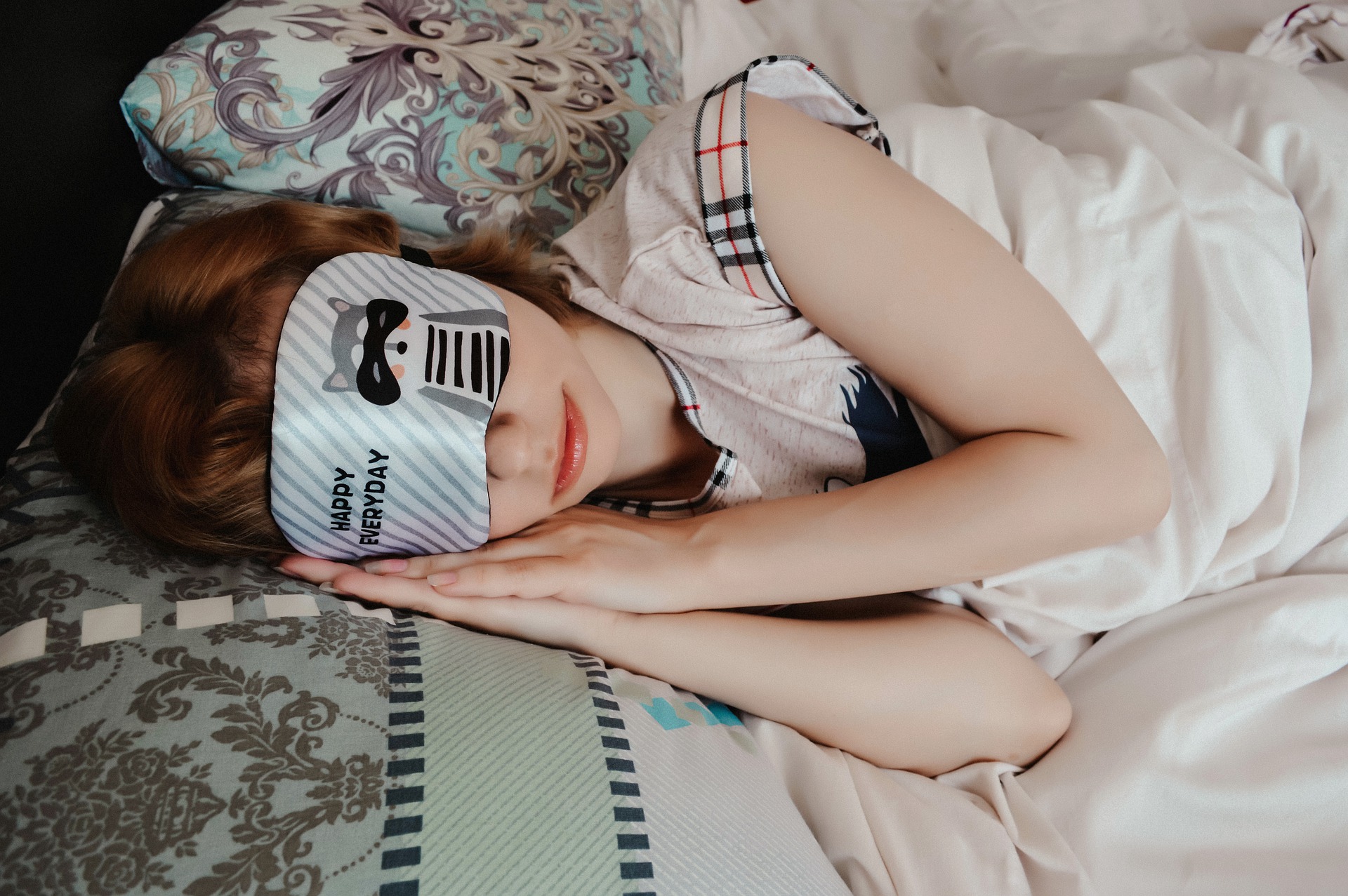 De ce nu este bine să dormim pe burtă. Poziția ne poate afecta sănătatea