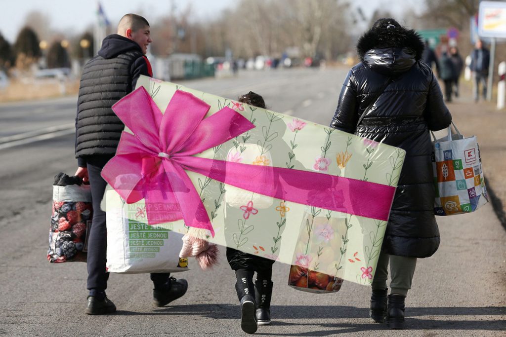 De la începutul războiul pe care Rusia l-a început în Ucraina, în urmă cu peste două săptămâni, mii de ucraineni au ales să fugă din țară.