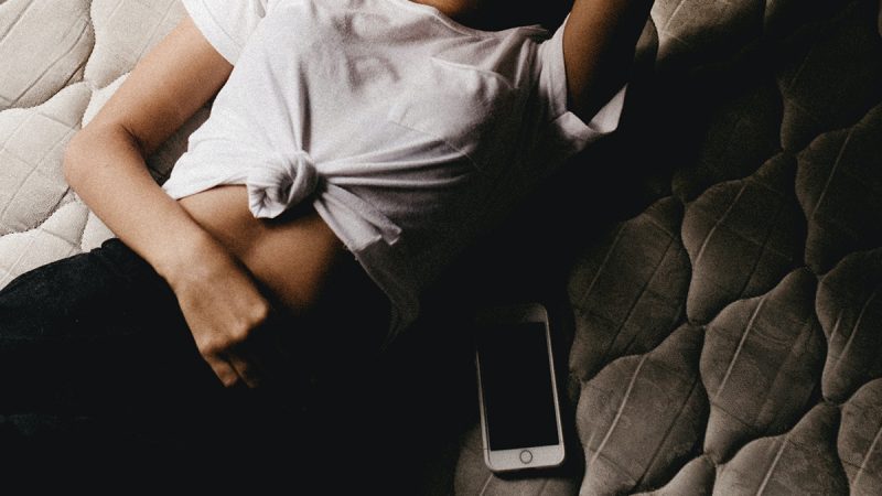 Dormi și tu cu telefonul lângă pat? Cât de periculos este, de fapt, acest obicei