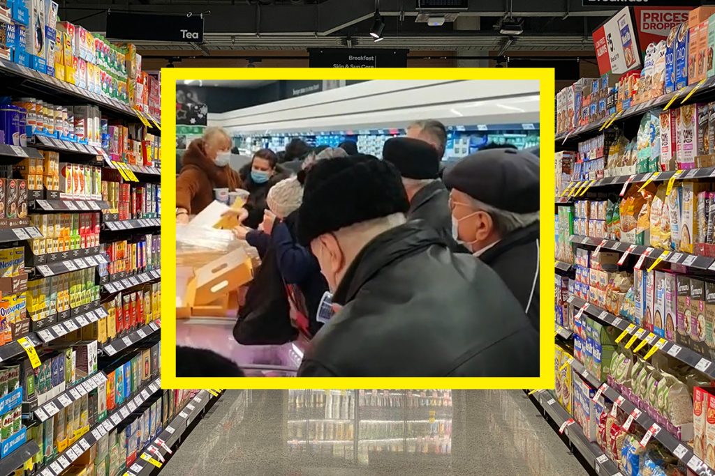 Imagini șocante într-un supermarket din România. Bătrânii s-au îmbulzit pentru a putea cumpăra produse la promoție. VIDEO