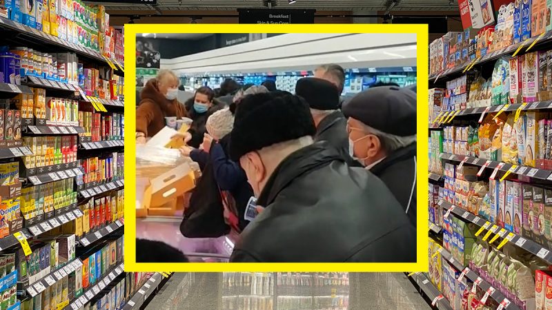 Imagini șocante într-un supermarket din România. Bătrânii s-au îmbulzit pentru a putea cumpăra produse la promoție. VIDEO