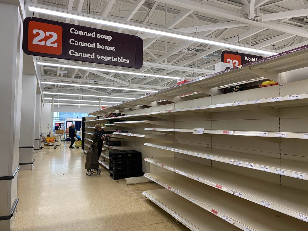 Rafturi goale în magazine. Criza alimentelor din România